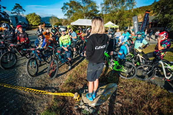 Jess briefing at the Cable Bay Enduro 2021